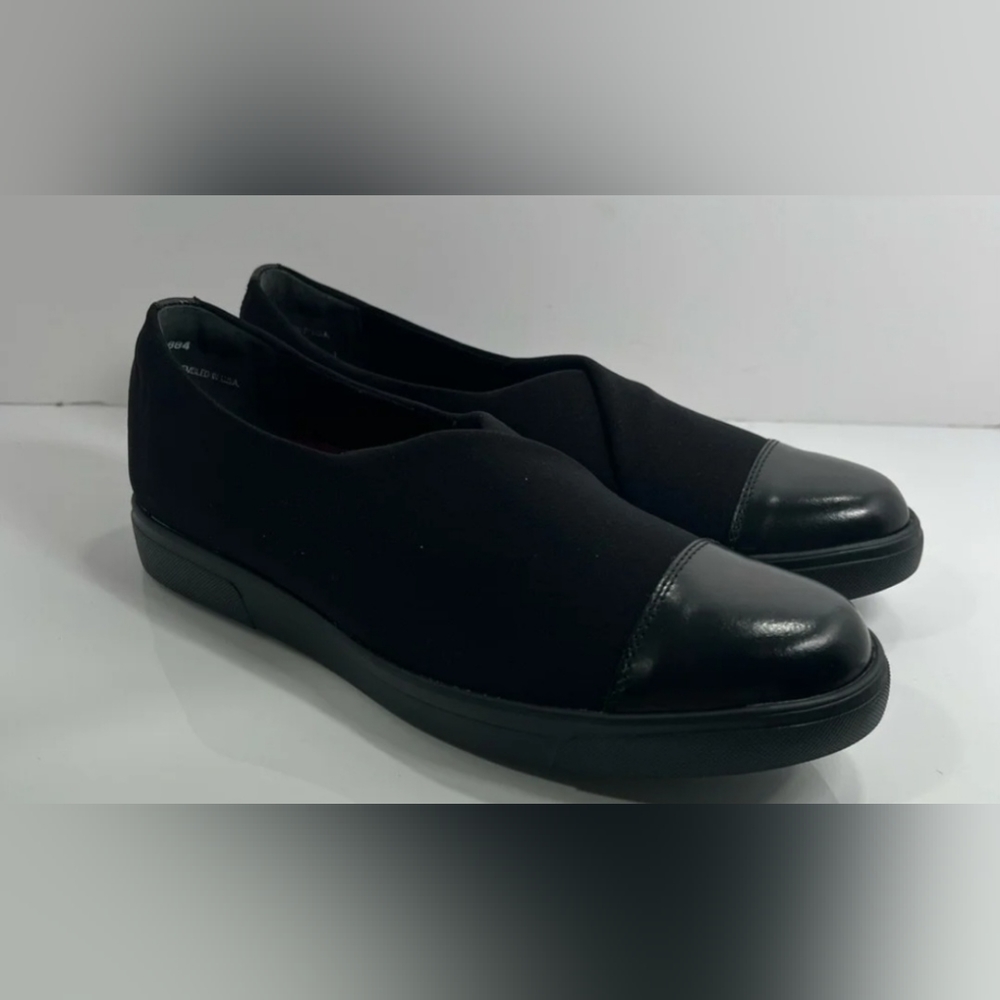 MUNRO black stretch fabric women sneakers. NWOT.